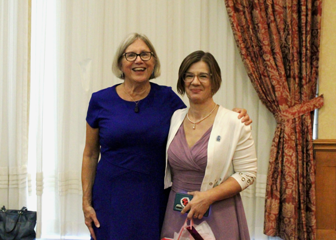 Bene Franquien (right) receiving her award from Chair of the VON Board of Directors, Cyndy De Giusti